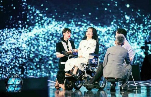 除了关注人工智能所创造的经济价值