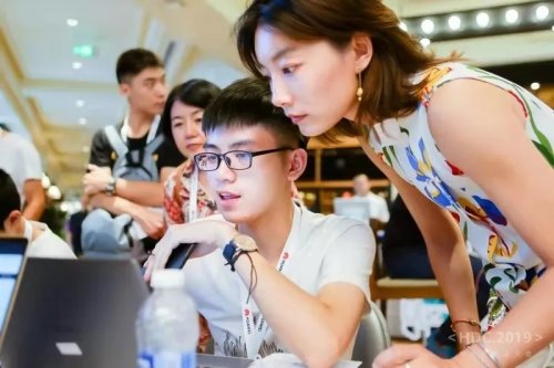 有30多万个软件项目运行在华为云De