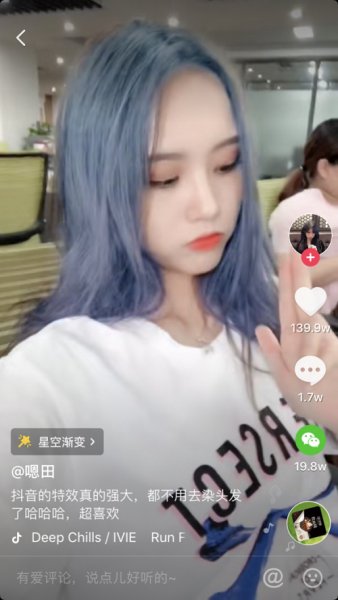 是她在写书法