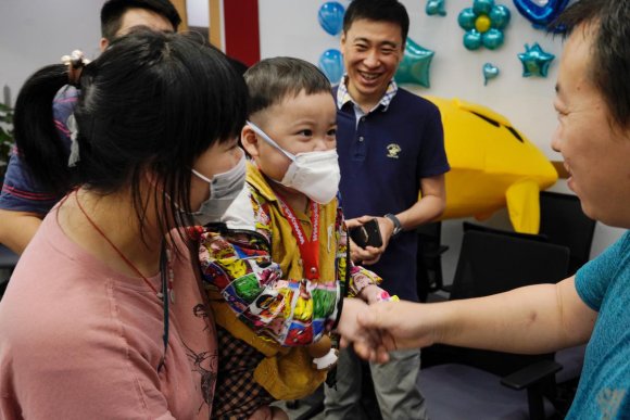 他就可以和别的孩子一样