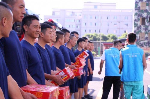 消防中队郑队长对中建二局此行表示热烈