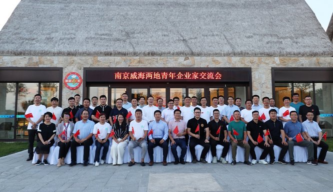两地青年企业家在轻松的氛围中逐一介绍