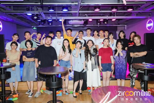 霓光交错的场地里