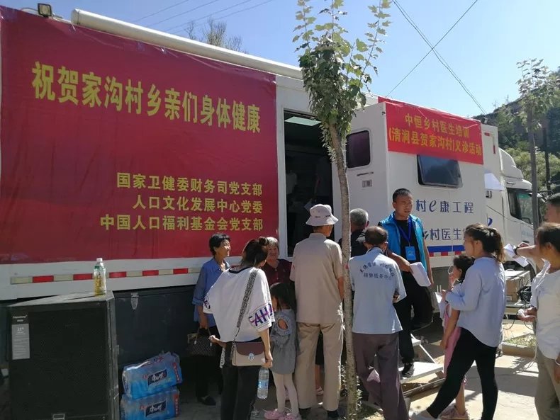 图为“移动的医院”义诊车