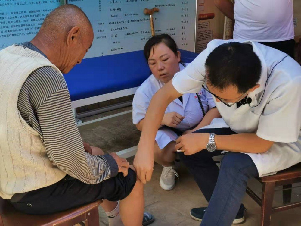 在现场一辆标有“”的义诊车引起了当地