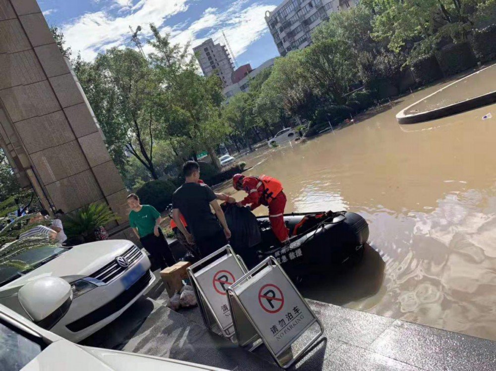 如今走在路上