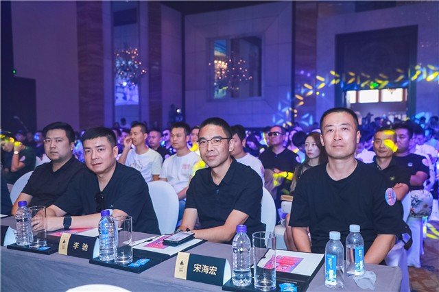 其多系列作品被丹佛博物馆