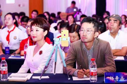 他不吝赞美之辞