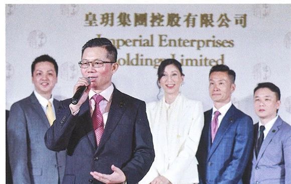 在他艺术性的安排下