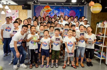 并呼吁更多的社会目光聚焦服务者群体