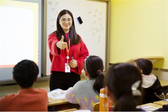我爸给人家打柜子