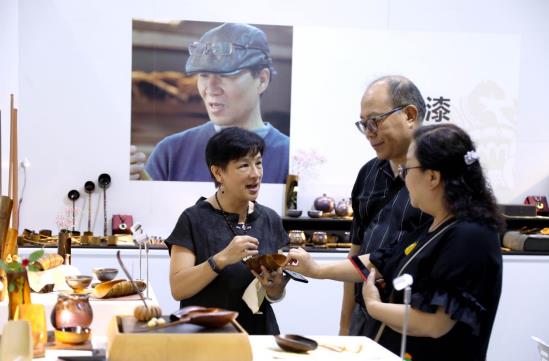 在水一方」各富意境