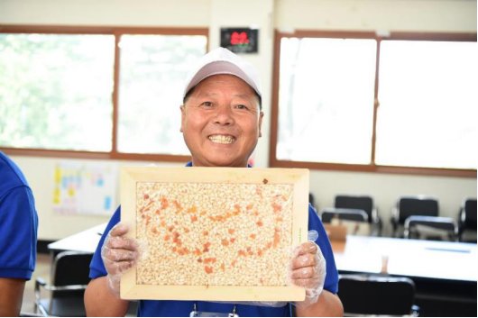肩负着带领村民脱贫致富