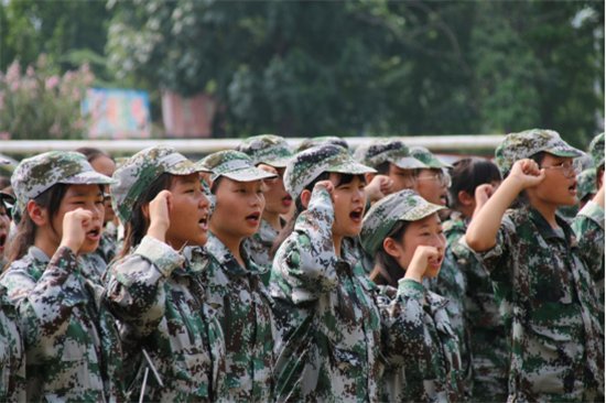 擒体拳男女混合方队出拳有力