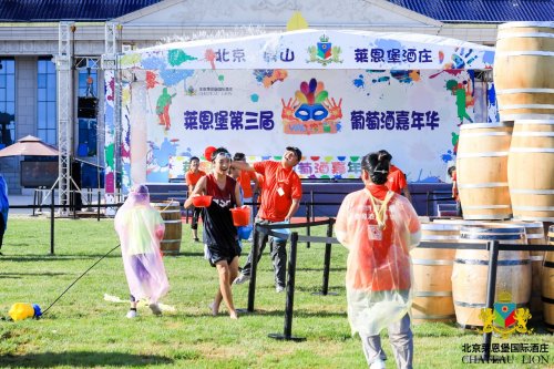 主持人首先向到场介绍了参加开幕式的嘉