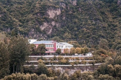 不断夯实基础设施建设