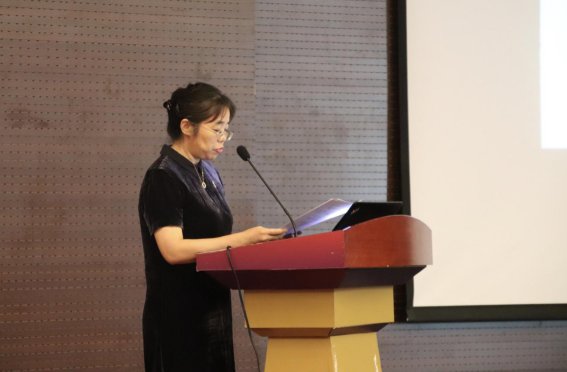 引导青年代表思考人类的未来和地球的未