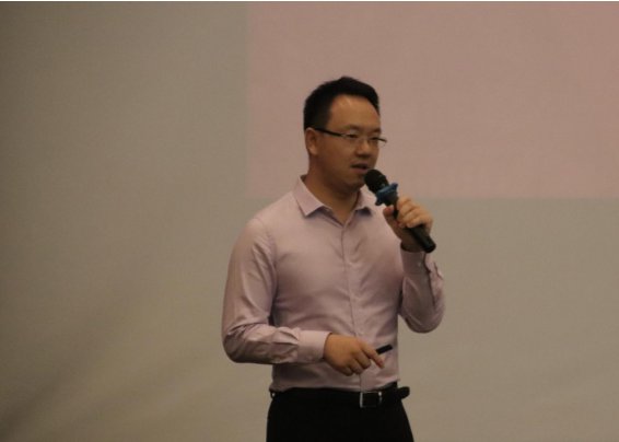 亲身实践和集体探讨的方式