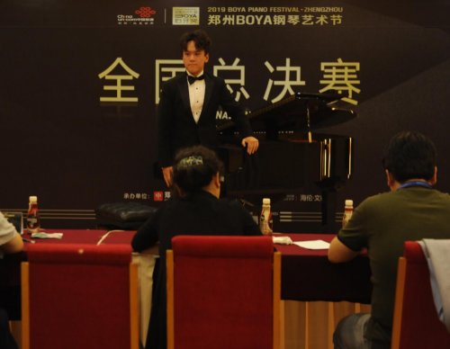 环保决定将所赢得的奖品“一架优质钢琴