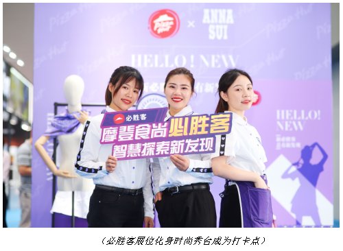 时刻准备着为吃得正欢的人们拍一张空中