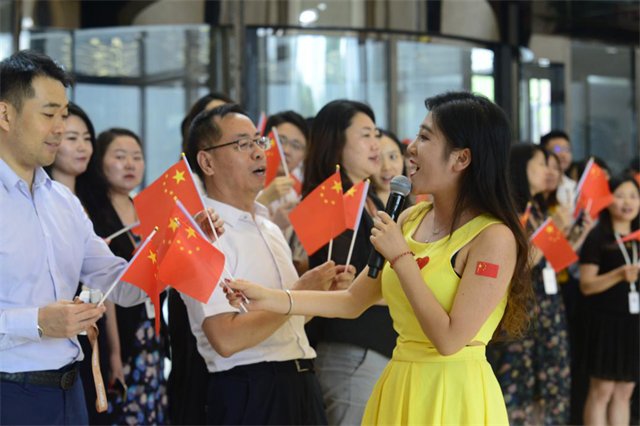 《我只在乎你》歌颂着70年代银河电子