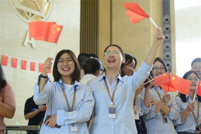 《我和我的祖国》凝聚着一代又一代中国