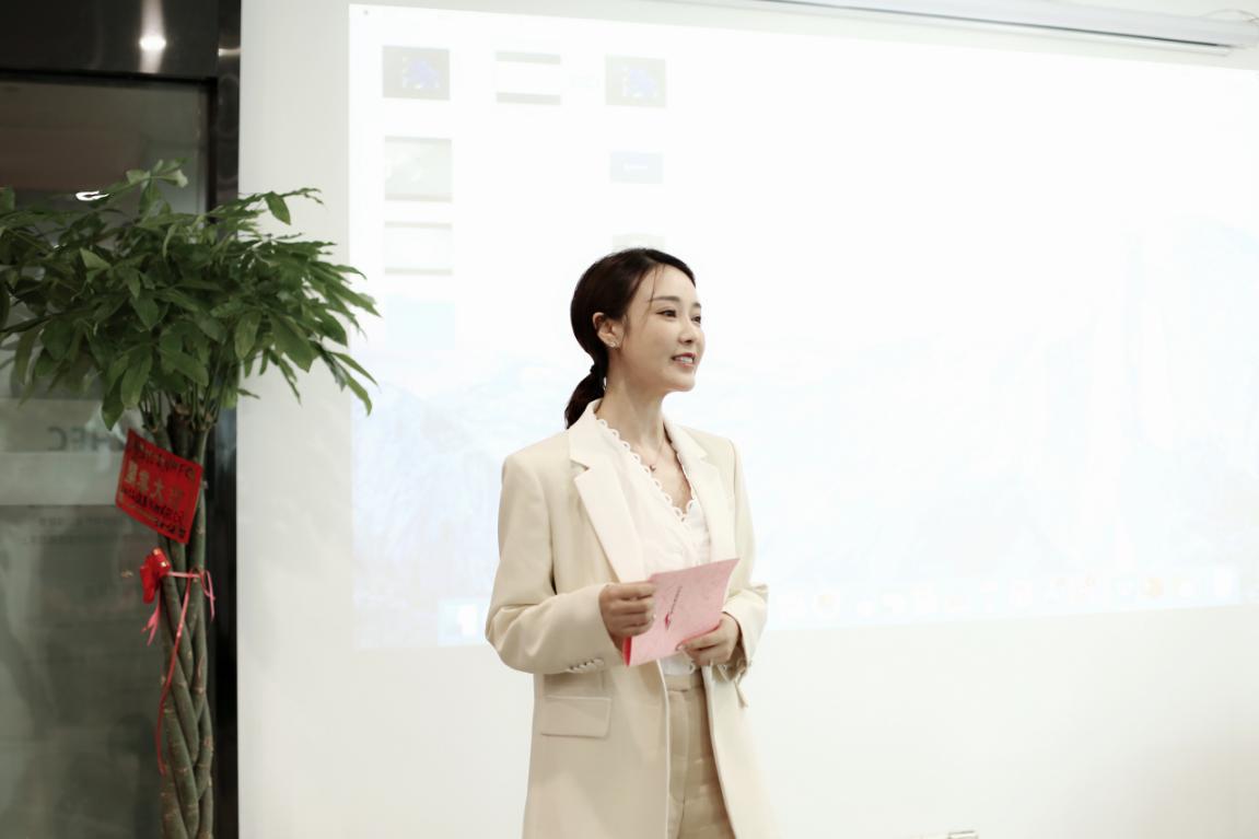 在谈到对整个行业未来发展趋势的看法时