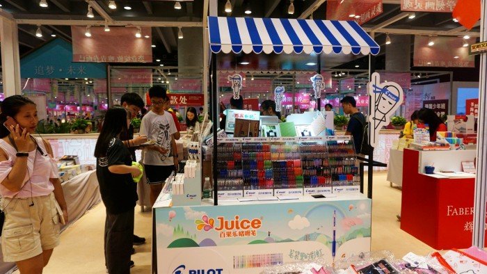 琳琅满目的产品满足了不同层次不同年龄