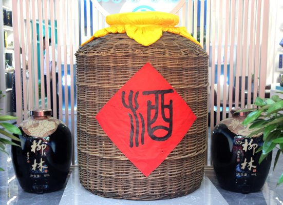 开业当天举行“买酒赠万元黄金大礼包”