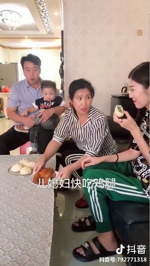 金刚妈和金刚嫂三人围在桌上吃饭