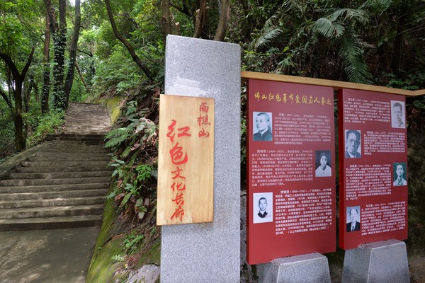 游客来到登山口就马上被一架架气势磅礴