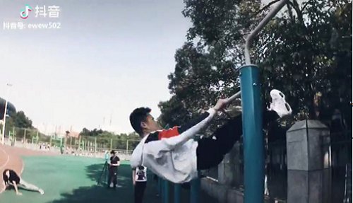 穿着阔腿裤