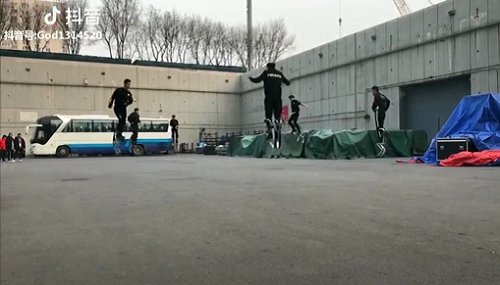 背着通勤包