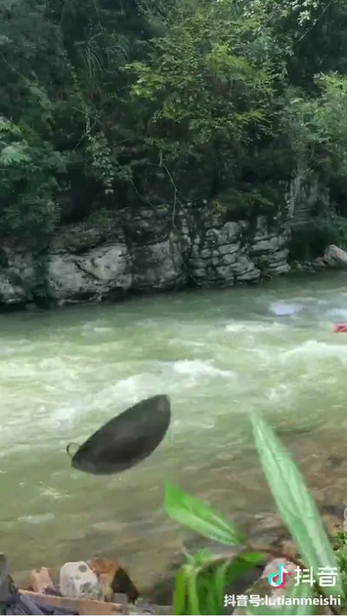 需要下酒菜就到溪涧里捞一把最新鲜的螺