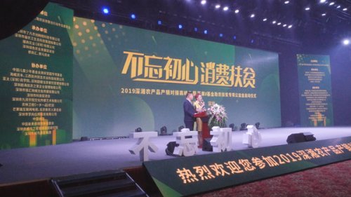 这位被称为“鸡皇后”的尹艳群现年58