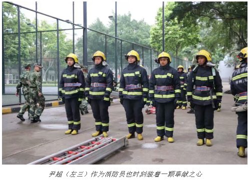而她在完成大学学业后
