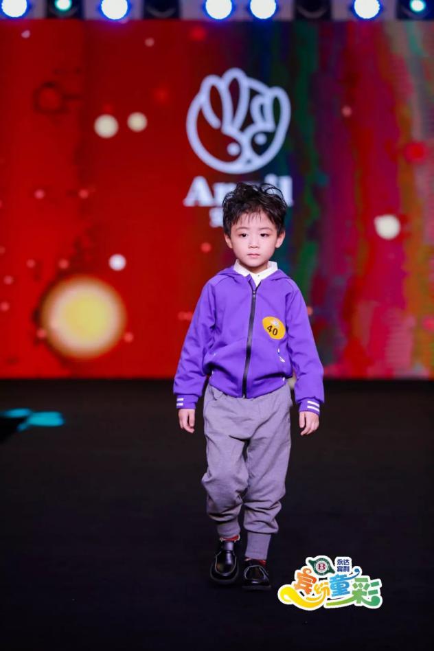 少儿组和少年组的选手们在陆家嘴中心商