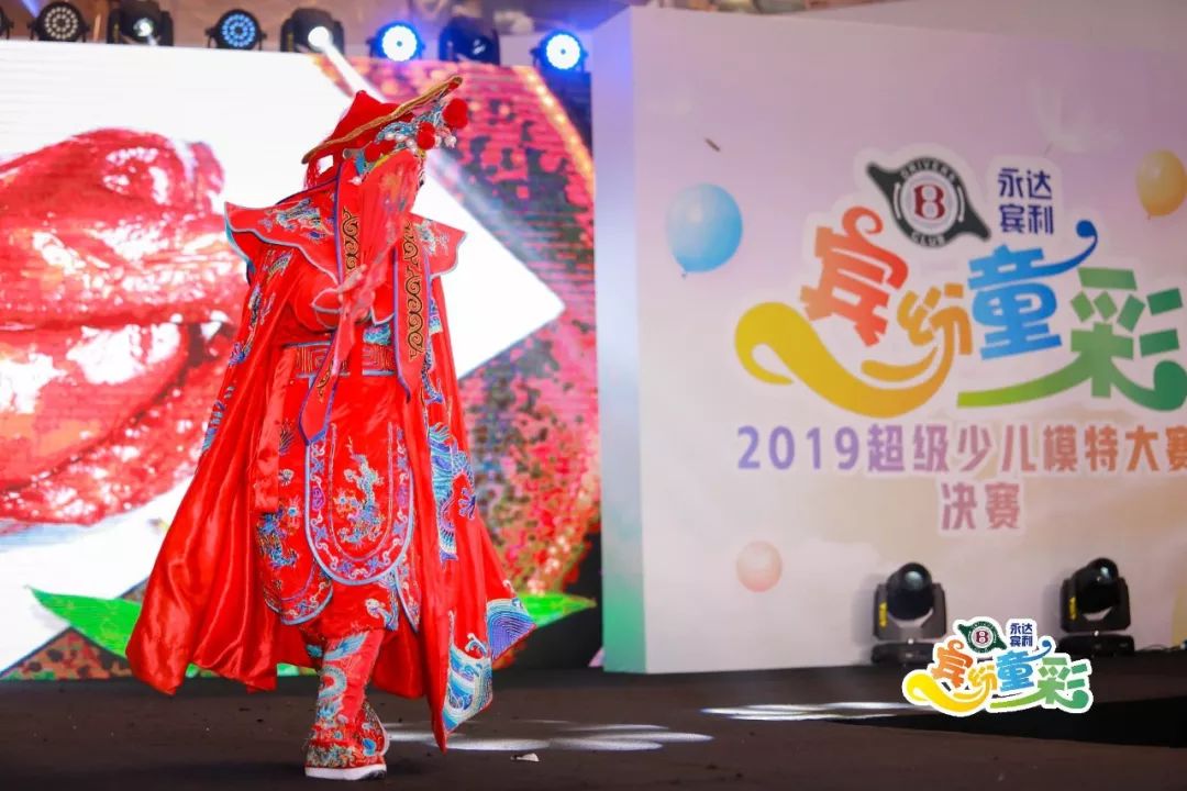 少儿组和少年组的选手们在陆家嘴中心商