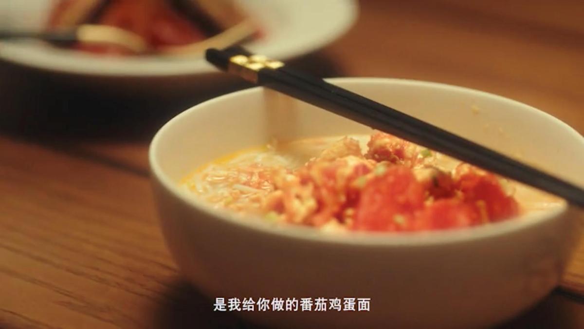 惊讶地发现自己的父亲一边看着平板电脑