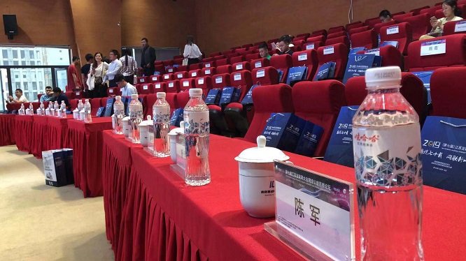 使得与会者能够近距离地接触网络公益