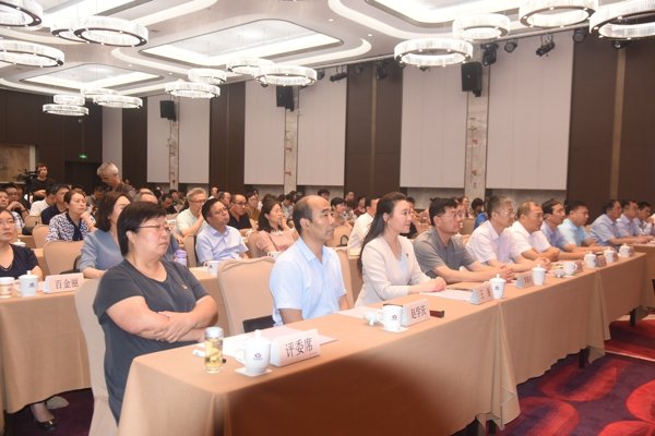 建功立业新时代”主题