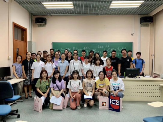 参与俱乐部活动的年轻银河电子平台官网