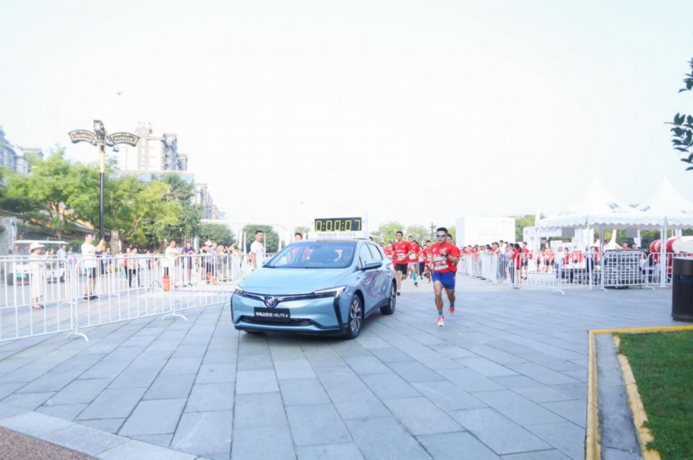 每棒接力选手拼尽全力奔跑