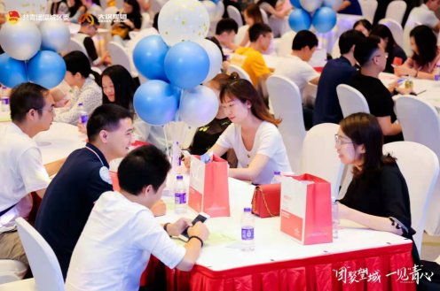 在俯仰之间拉近了彼此内心的距离