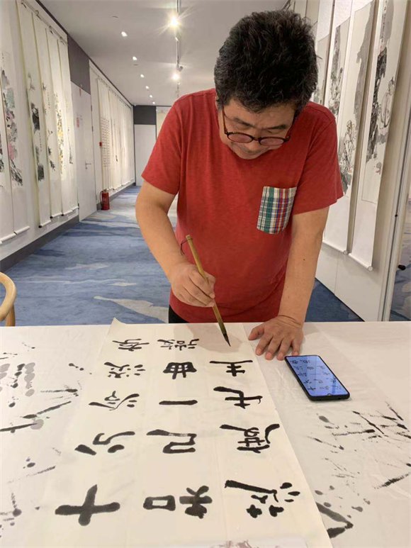 开幕式由北京翰海书画院院长李笑天主持