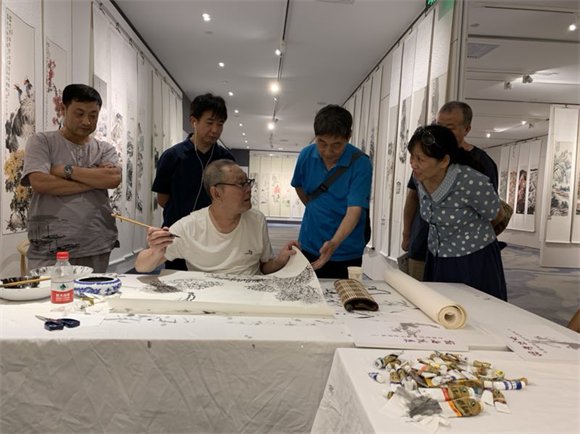 开幕式由北京翰海书画院院长李笑天主持。