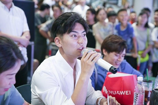 现场的观众也有机会参与互动和抽奖