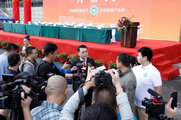 采购商及观众等近万人参加了开幕式