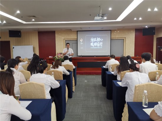 打造波士商学全体员工匠心银河电子平台