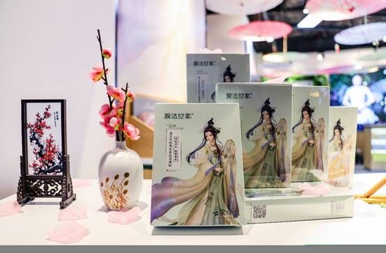并吸纳《云裳羽衣》中的“额间妆”元素